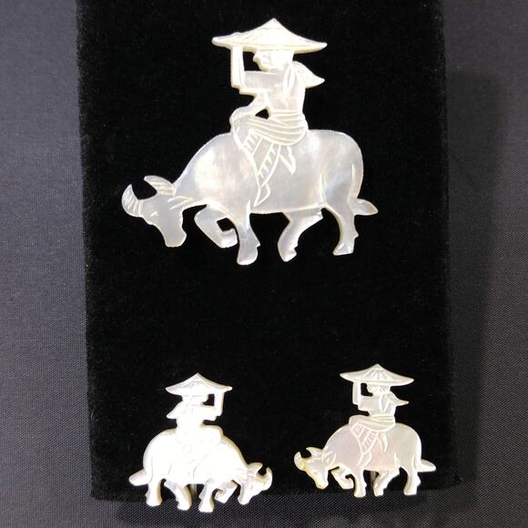 Vintage Carved Mother of Pearl Brooch & Earrings, Asian Design, 1940s - Picture 1 of 10